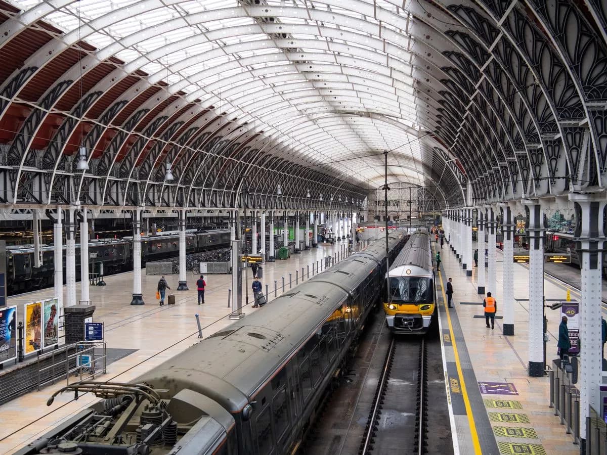 Monitored staffed luggage storage near Paddington