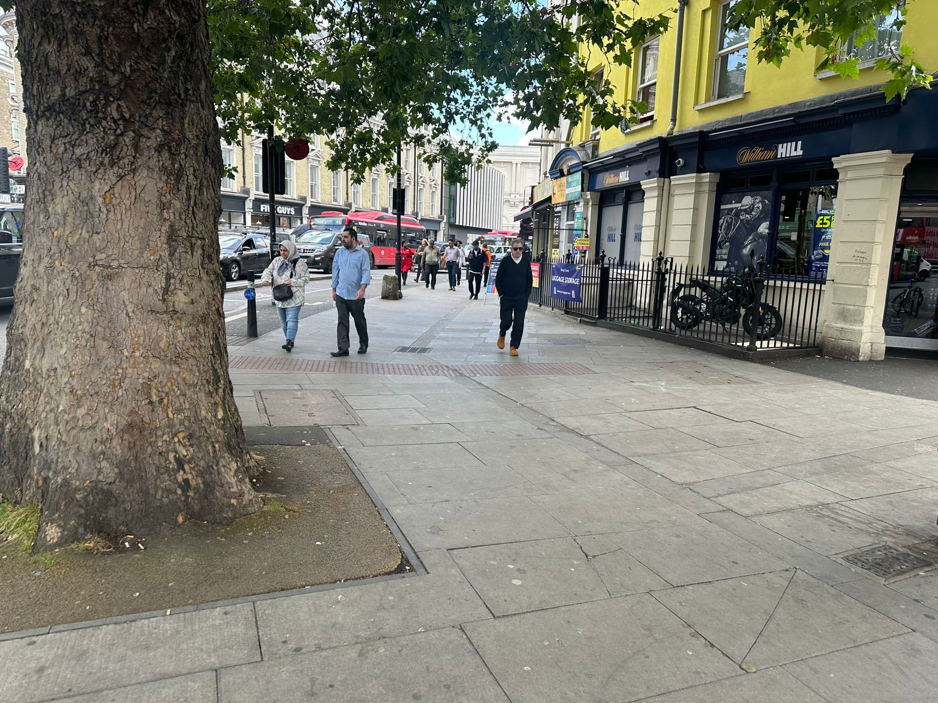 Book affordable staffed luggage storage near Paddington